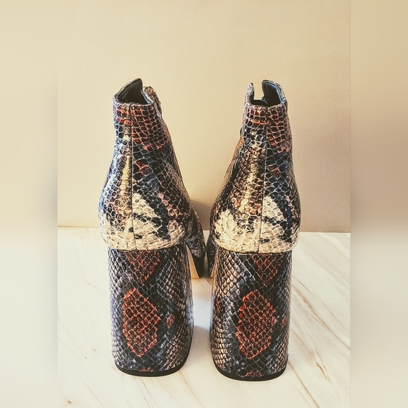 Katy Perry "The Uplift Bootie" Snake Print Ankle Boots - Size 9 NWOB - Picture 3 of 8
